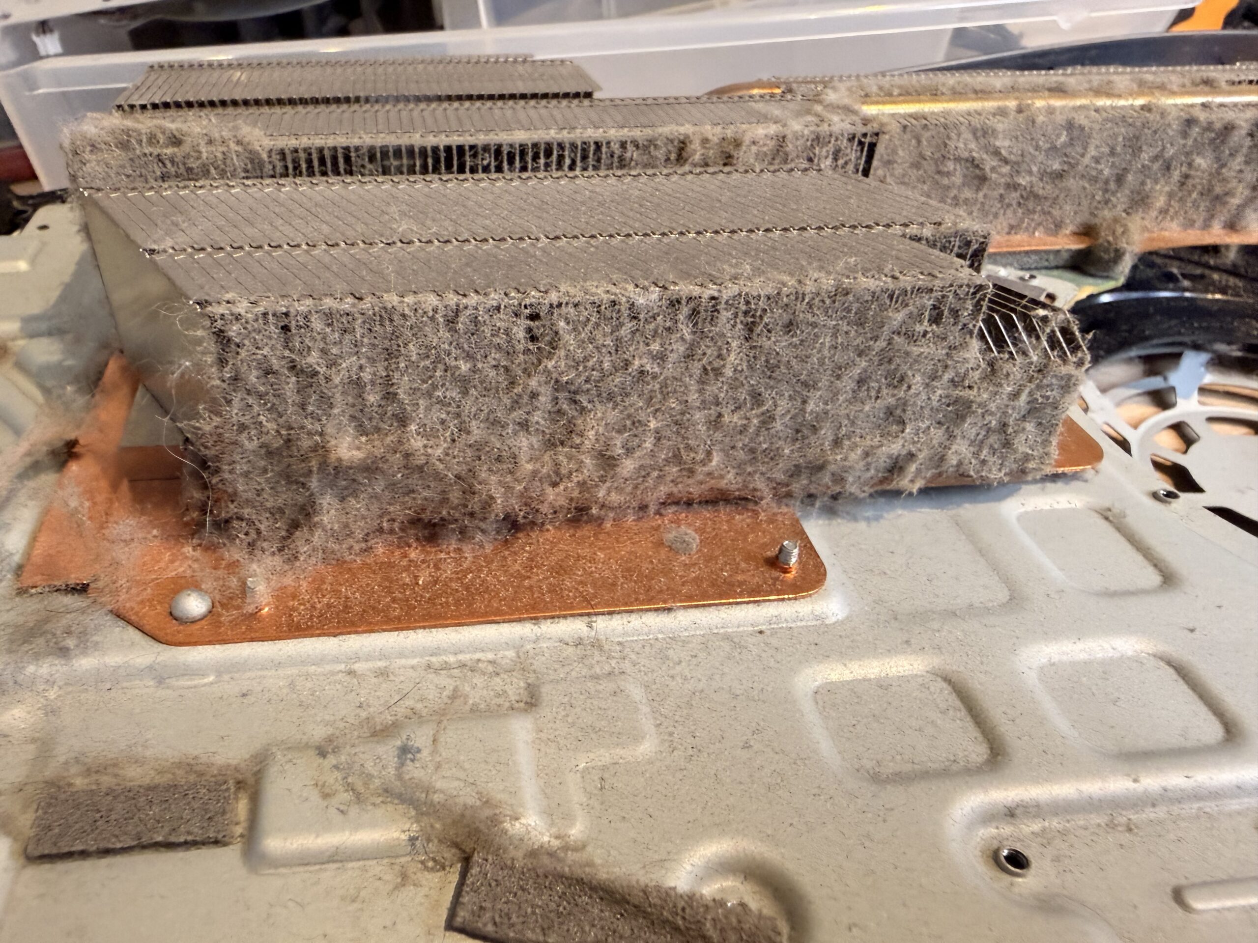 Radiateur de PS5 dont les ailettes sont recouvertes de poussière