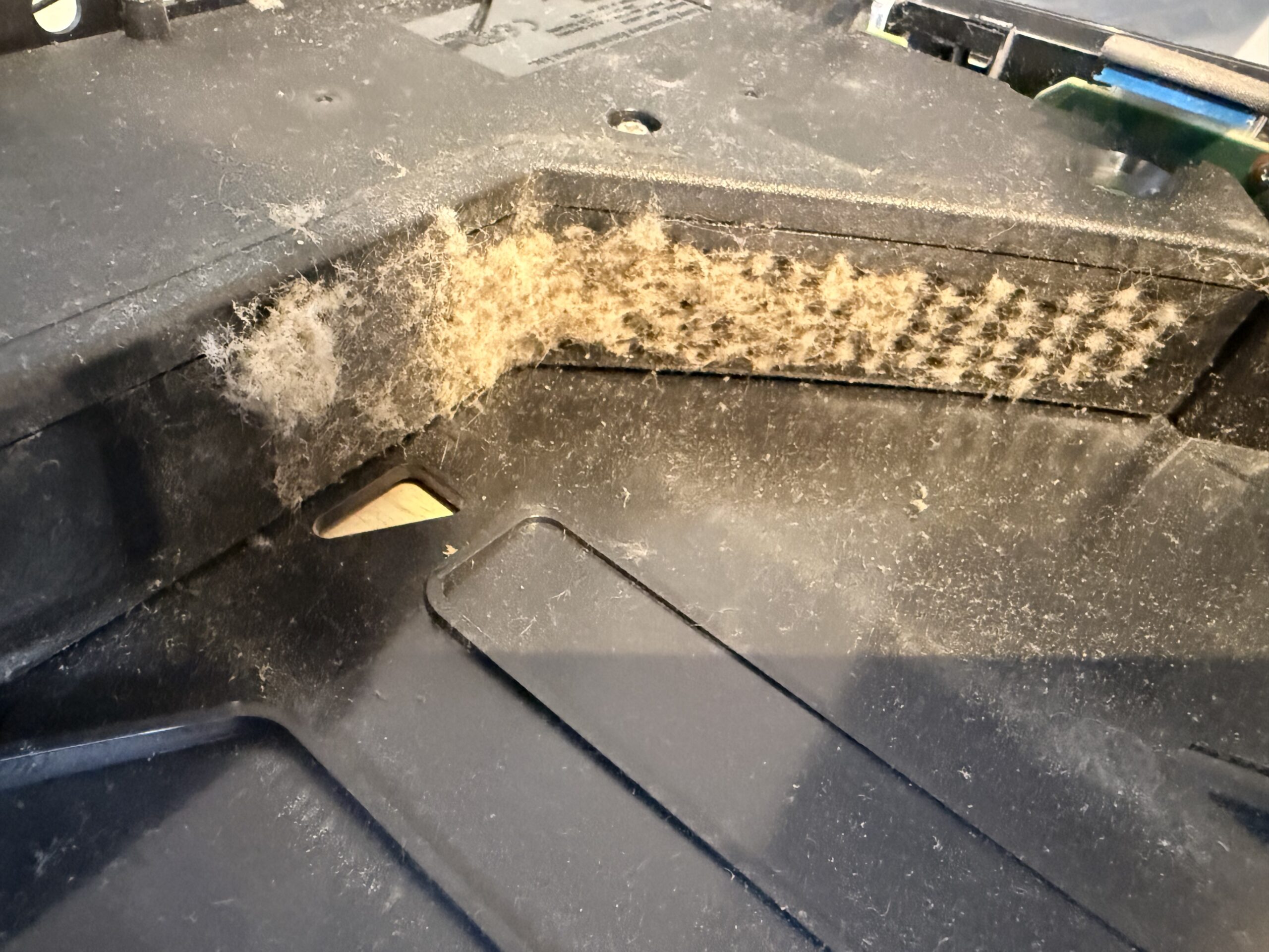 Ouvertures internes d’une PS5 obstruées par une accumulation de poussière