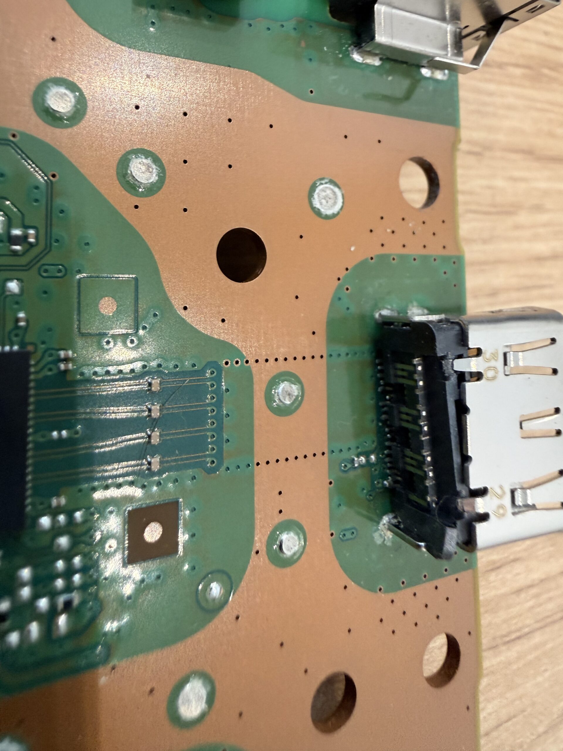 Connecteur HDMI de PS5 et ses contacts côté carte mère