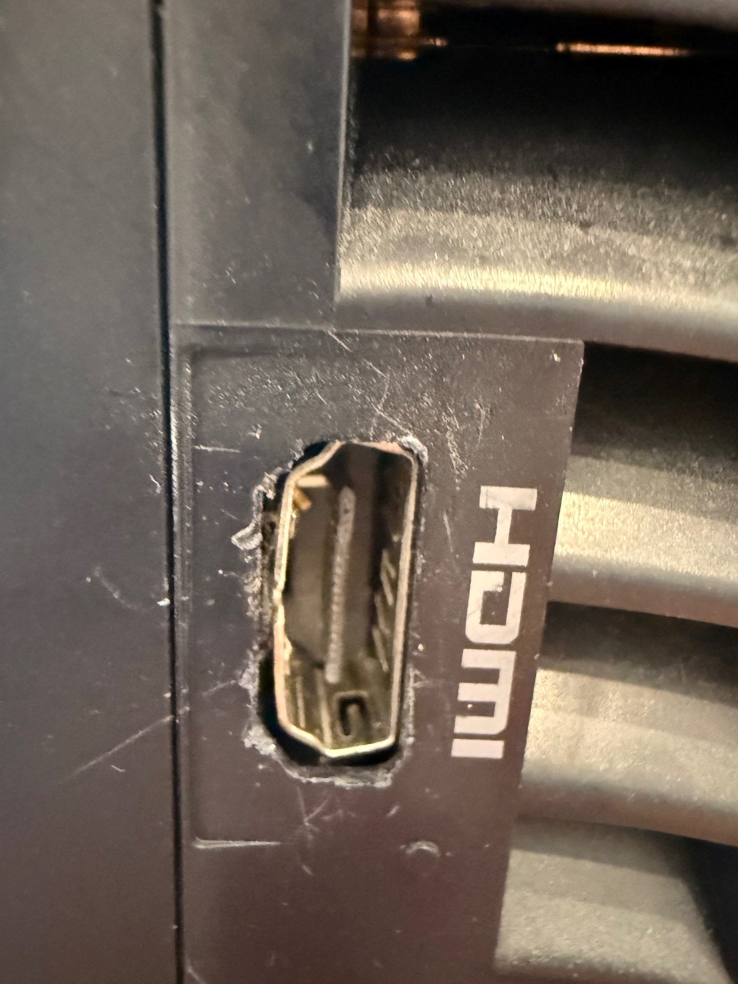 Port HDMI de PS5 déformé, photographié avant intervention