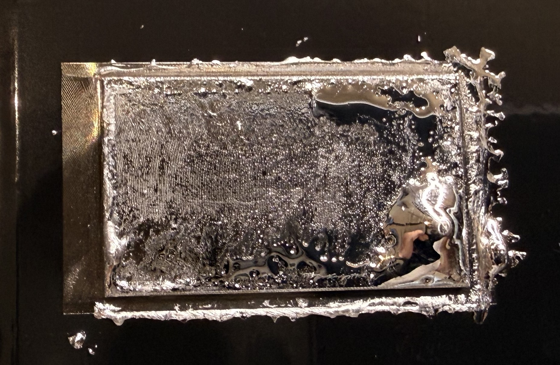 Répartition irrégulière du métal liquide sur la surface de contact du dissipateur PS5